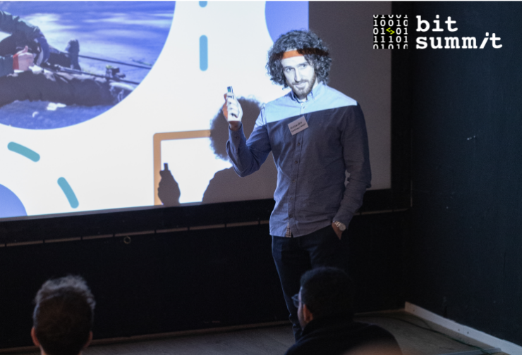A man presenting on bit summit event